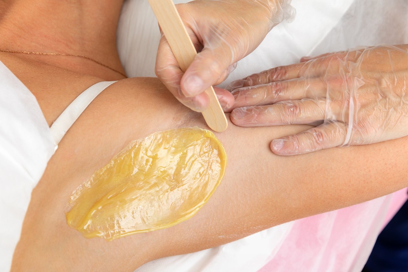 lubricates wax underarms of the client